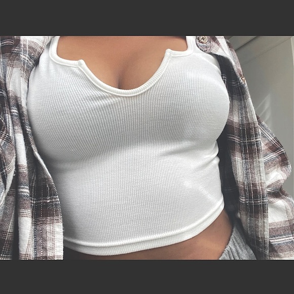 A white comfy top! Cute for the winter I recommend wearing it with a blouse! - Picture 2 of 3